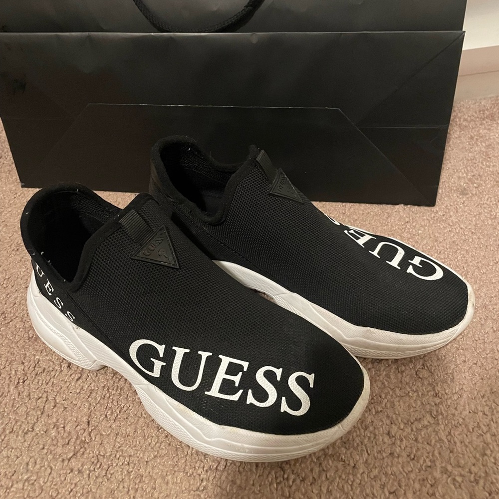 Guess black & whine sneakers 6 1/2